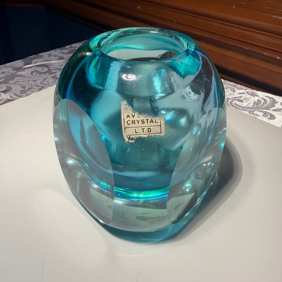Fifth Avenue Crystal art glass vase featuring the sommerso technique
